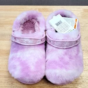NWT GIFTABLE 🎁 CROCS Classic Fur Sure Size w8/m6 Winter Crocs